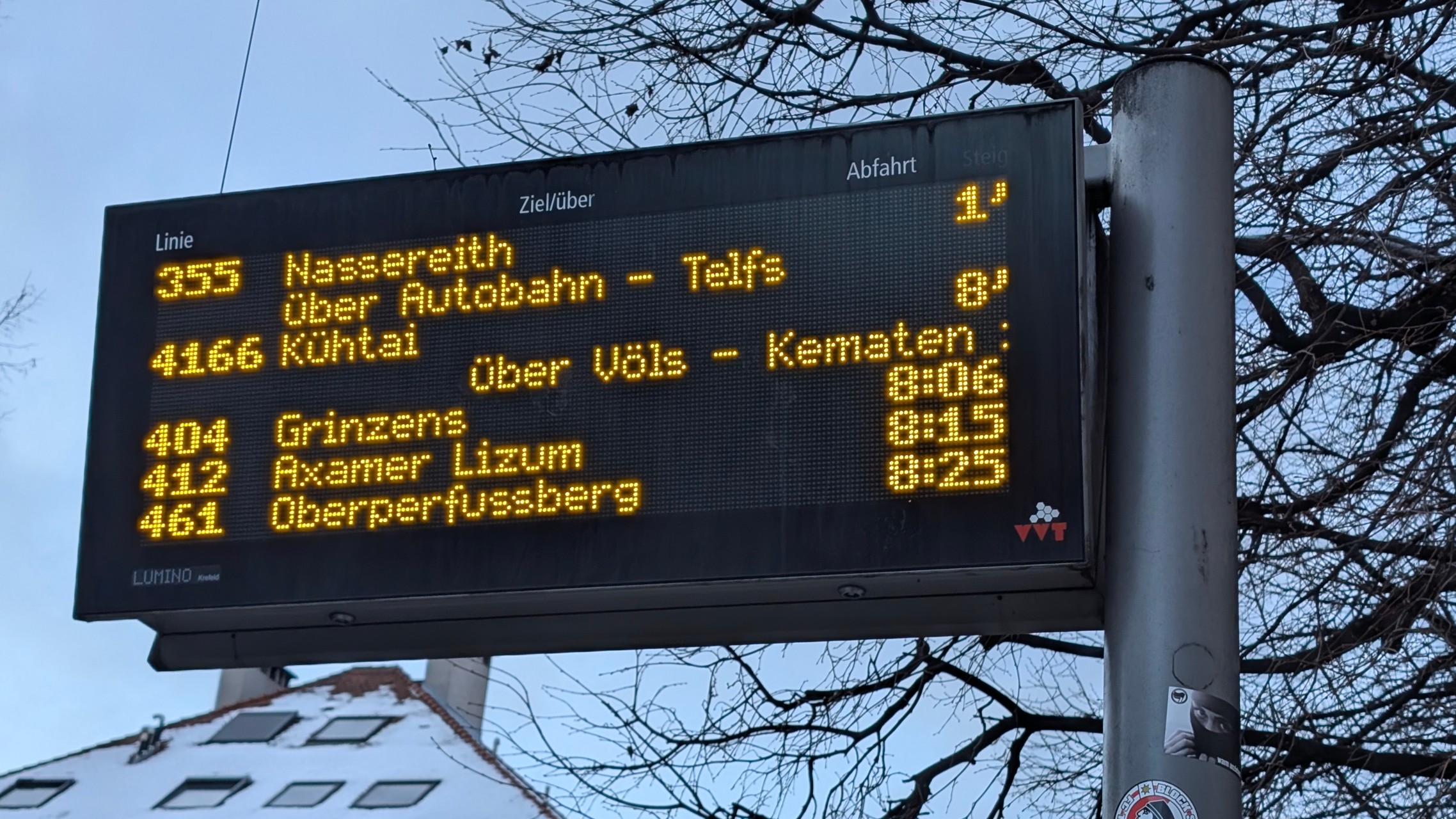 Innsbruck 市内のバス停にあった発車案内板