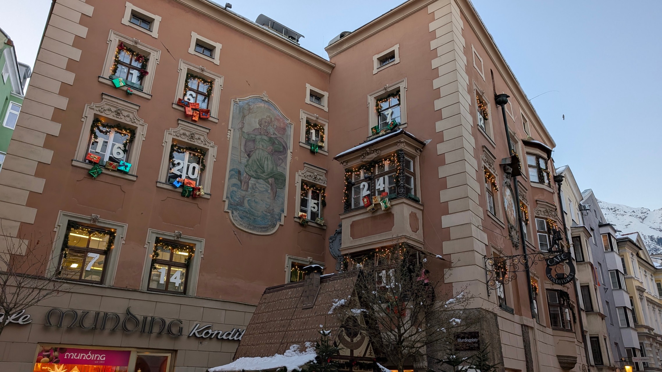 旧市街で見かけた、窓を使ったアドベントカレンダー