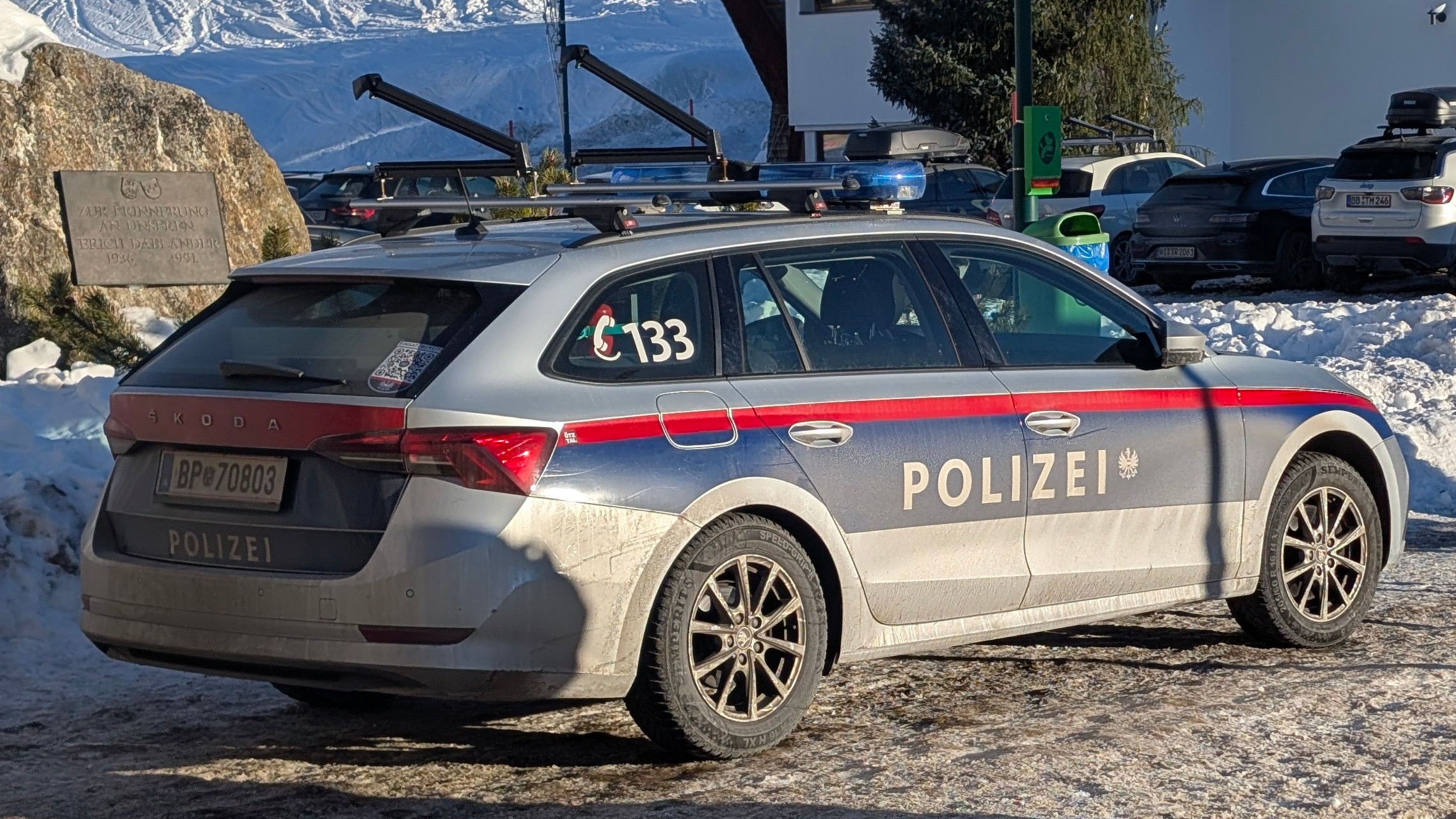 Polizeiauto mit dem Skiträger